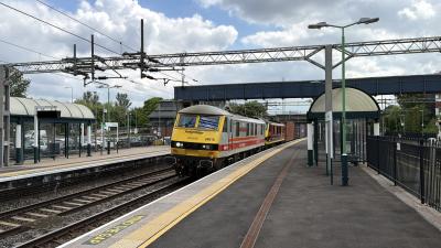 90018 at Wolverton. &copy; Luivery