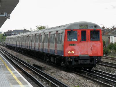 LU5215 at Dollis Hill. &copy; llamafish