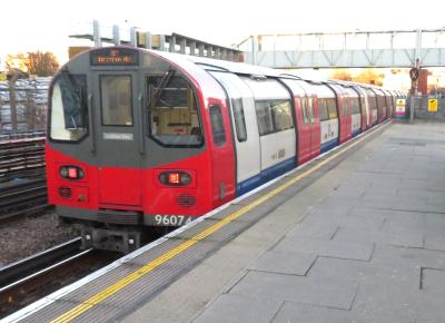 LU96074 at West Hampstead (LU). &copy; Geoff