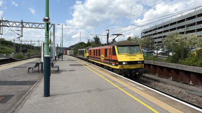 90004 at Milton Keynes Central. &copy; Luivery