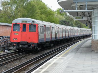 LU5062 at Dollis Hill. &copy; llamafish