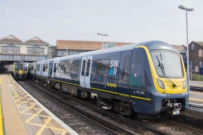 701051,450009 at Clapham Junction. &copy; Zain