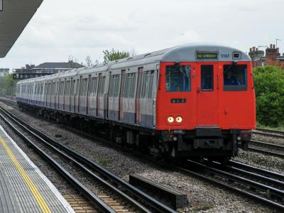 LU5161 at Dollis Hill. &copy; llamafish