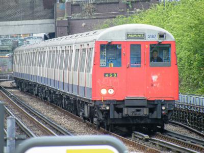 LU5187 at Dollis Hill. &copy; llamafish