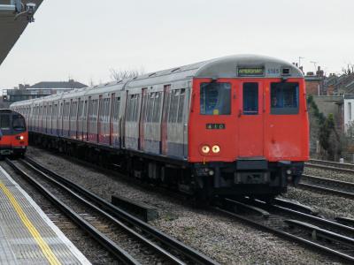 LU5185 at Dollis Hill. &copy; llamafish