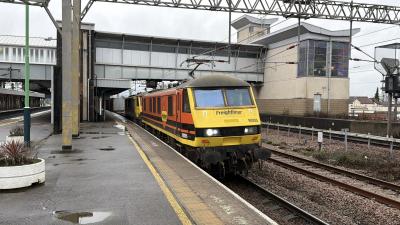 90005 at Nuneaton. &copy; Luivery