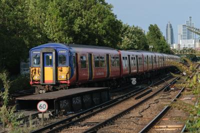 5702 at Clapham Junction. &copy; llamafish