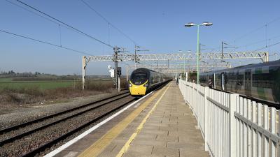390005 at Cheddington. &copy; Luivery