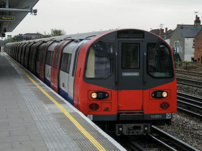 LU96006 at Dollis Hill. &copy; llamafish