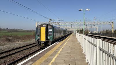 350122 at Cheddington. &copy; Luivery