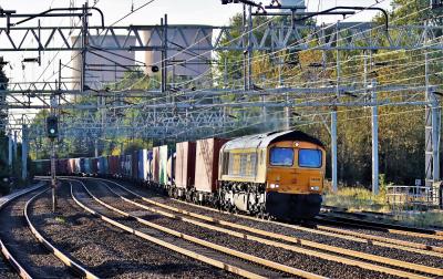 66748 at Rugeley Trent Valley. &copy; stevexos