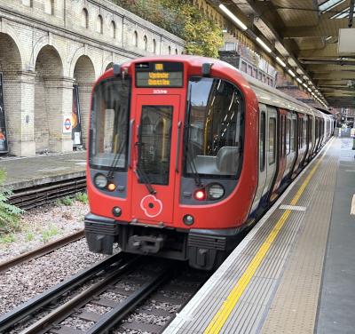 LU21319 at South Kensington (LU). &copy; BigKev