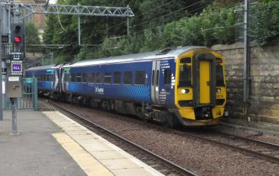158736 at Edinburgh Waverley. &copy; Geoff
