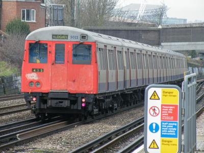 LU5022 at Dollis Hill. &copy; llamafish