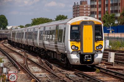 387113 at East Croydon. &copy; trainlogger