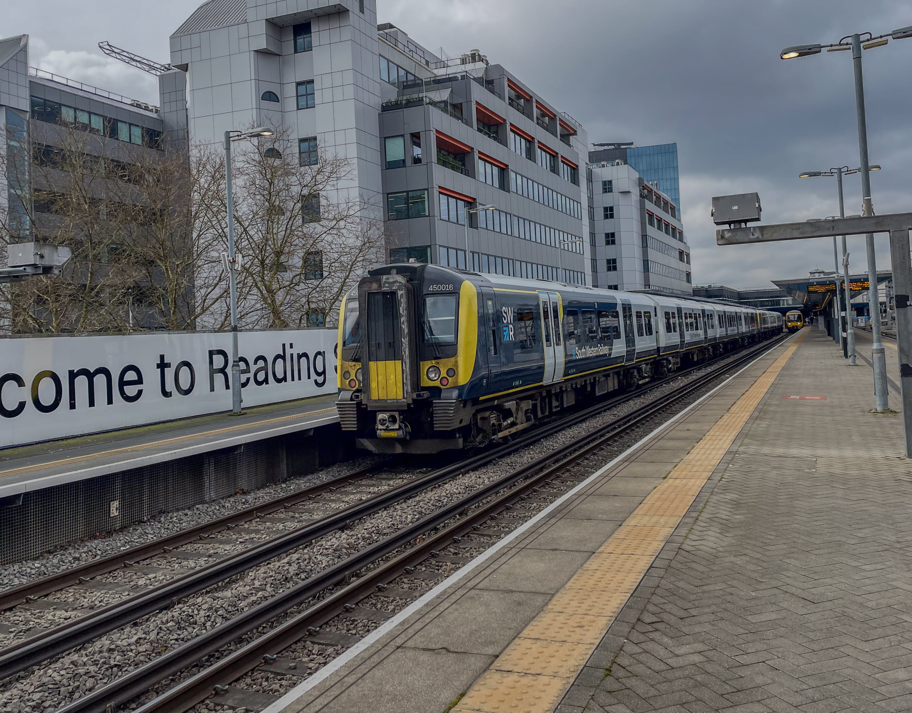 Photo of 450016 at Reading — trainlogger