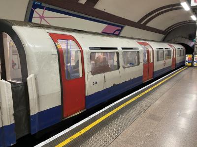 LU246 at Earl's Court (LU). &copy; Pistolpete008