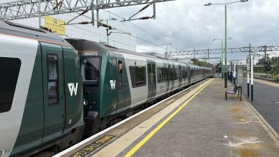 350372 at Milton Keynes Central. &copy; Luivery