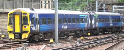 158735 at Edinburgh Waverley. &copy; Geoff