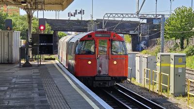 photo of LU3248,LU3548 at Willesden Junction
