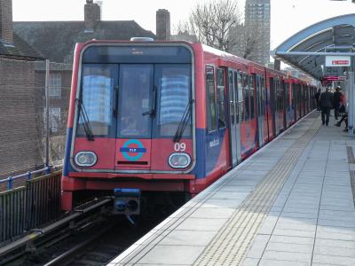 DLR 09 at Shadwell. &copy; llamafish
