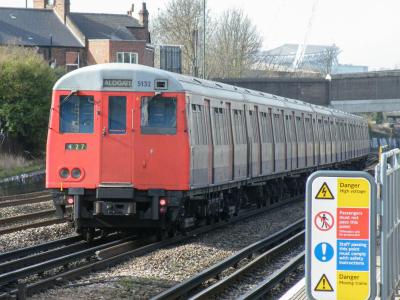 LU5132 at Dollis Hill. &copy; llamafish