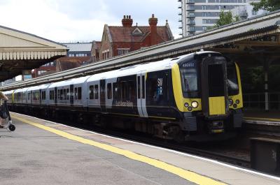 450102 at Basingstoke. &copy; railwork