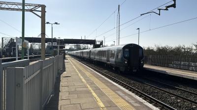 730205 at Cheddington. &copy; Luivery