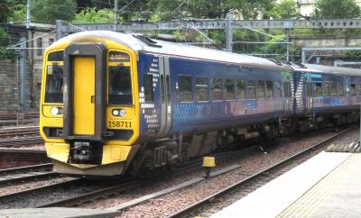 158711 at Edinburgh Waverley. &copy; Geoff