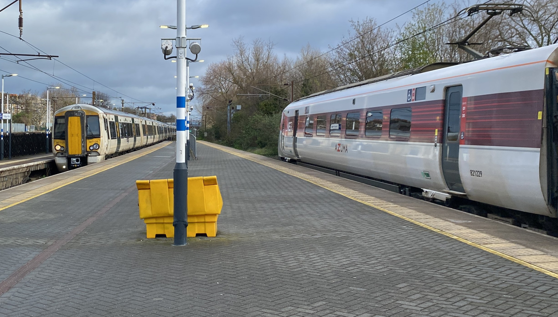 Photo of 387125 and 801229 at Finsbury Park — trainlogger
