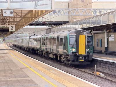 350409 at Milton Keynes Central. &copy; Luivery