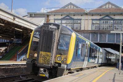 450073 at Clapham Junction. &copy; Zain