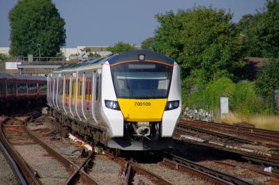700109 at East Croydon. &copy; Shotts