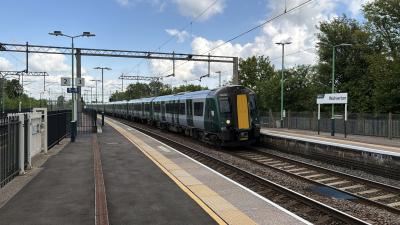 350115 at Wolverton. &copy; Luivery