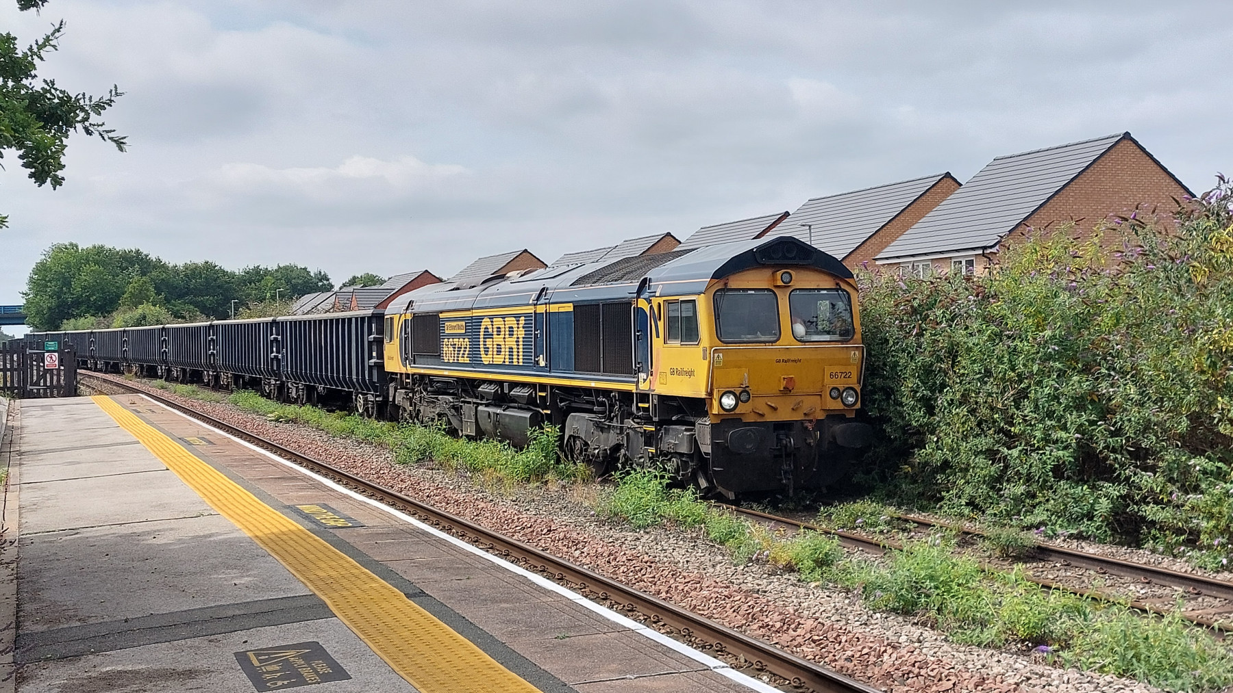 Photo of 66722 at Burton-on-Trent — trainlogger