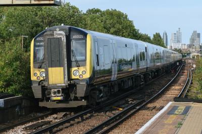 450121 at Clapham Junction. &copy; llamafish