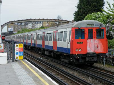 LU5096 at Dollis Hill. &copy; llamafish