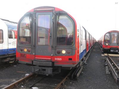 LU91325 at Hainault LU depot. &copy; Byron5574