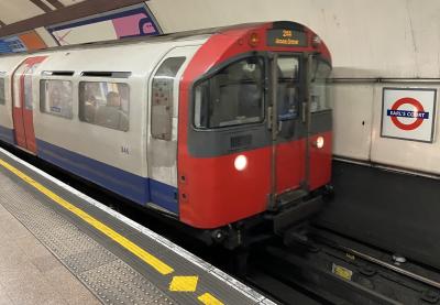 LU246 at Earl's Court (LU). &copy; Pistolpete008