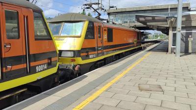 90015 at Stafford. &copy; Geoff