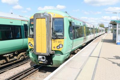 377301 at Redhill. &copy; llamafish