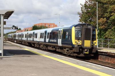 450063 at Basingstoke. &copy; railwork