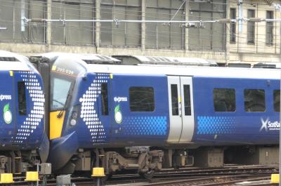 385029 at Edinburgh Waverley. &copy; Geoff
