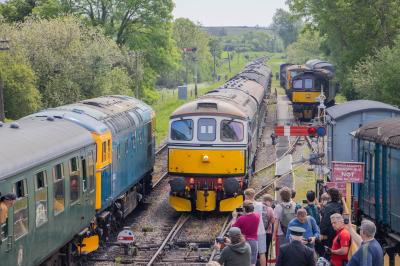 D6515,33053,33025 at Swanage Railway - Corfe Castle. &copy; Zain