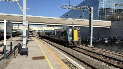 350109 at Milton Keynes Central. &copy; Luivery