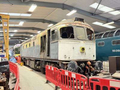 33019 at Barrow Hill. &copy; Luivery
