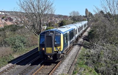 photo of 450121 at Portchester