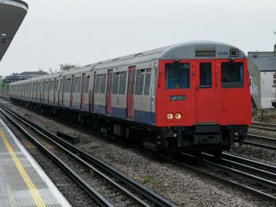 LU5044 at Dollis Hill. &copy; llamafish