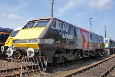 91117 at Barrow Hill. &copy; Gary37401