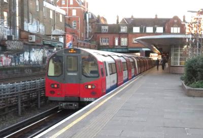 LU96081 at West Hampstead (LU). &copy; Geoff